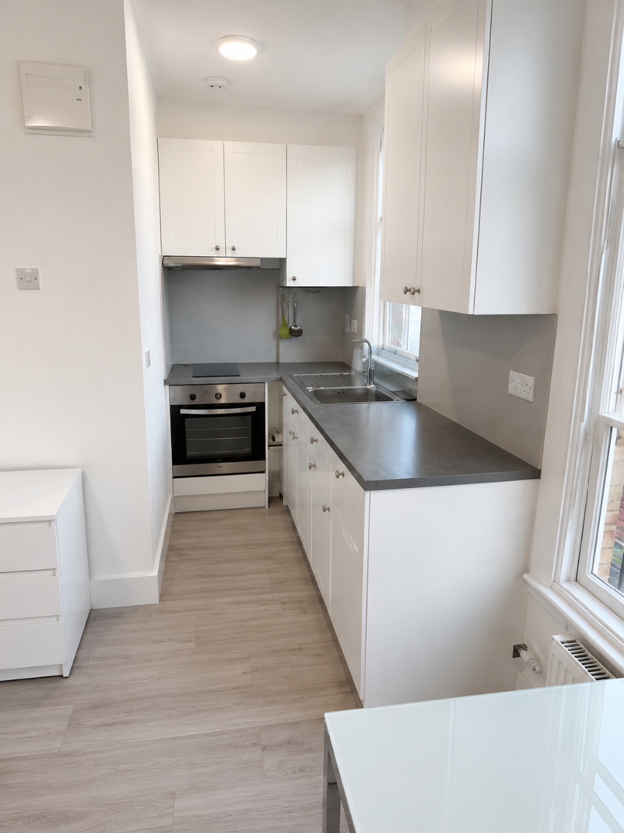 Flat Warwick Road in Greater London