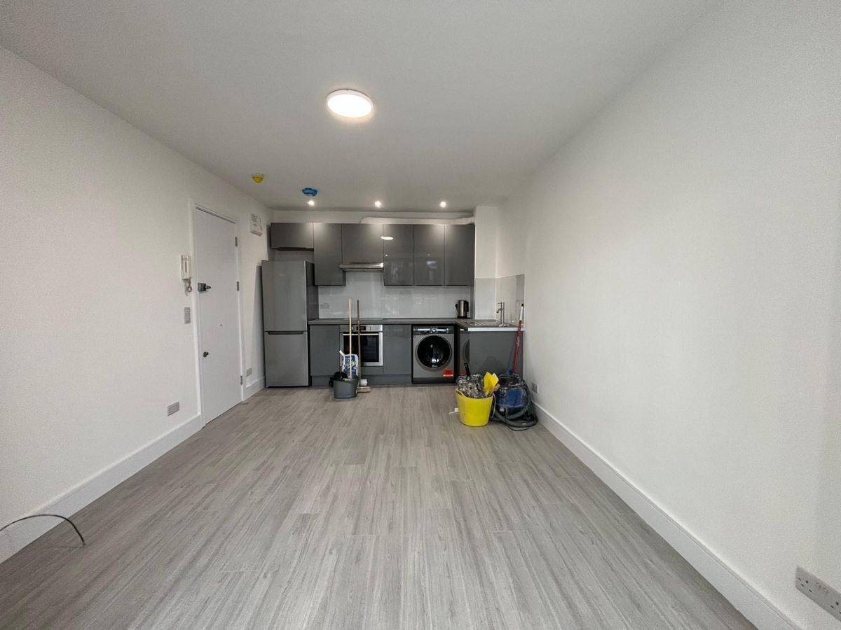 Flat Warwick Road in Greater London