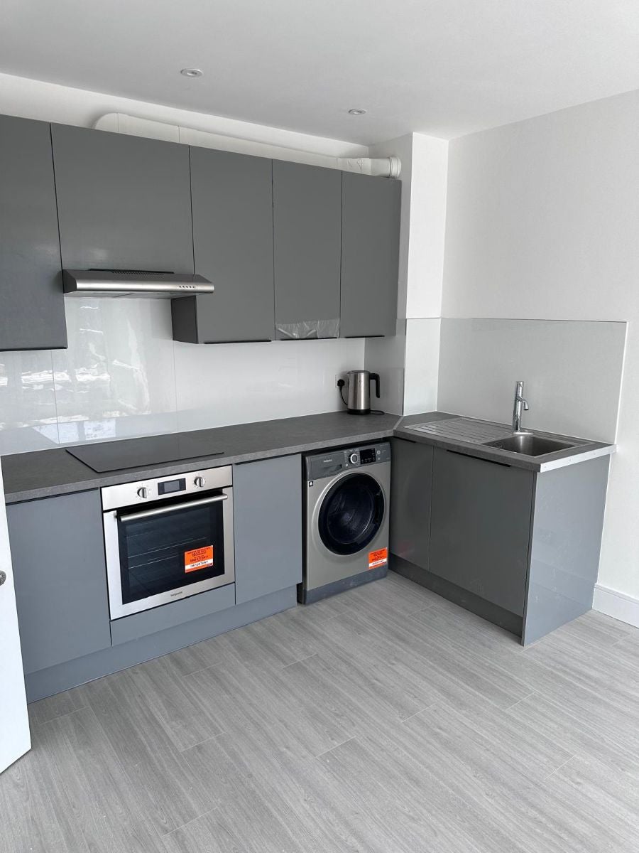 Flat Warwick Road in Greater London