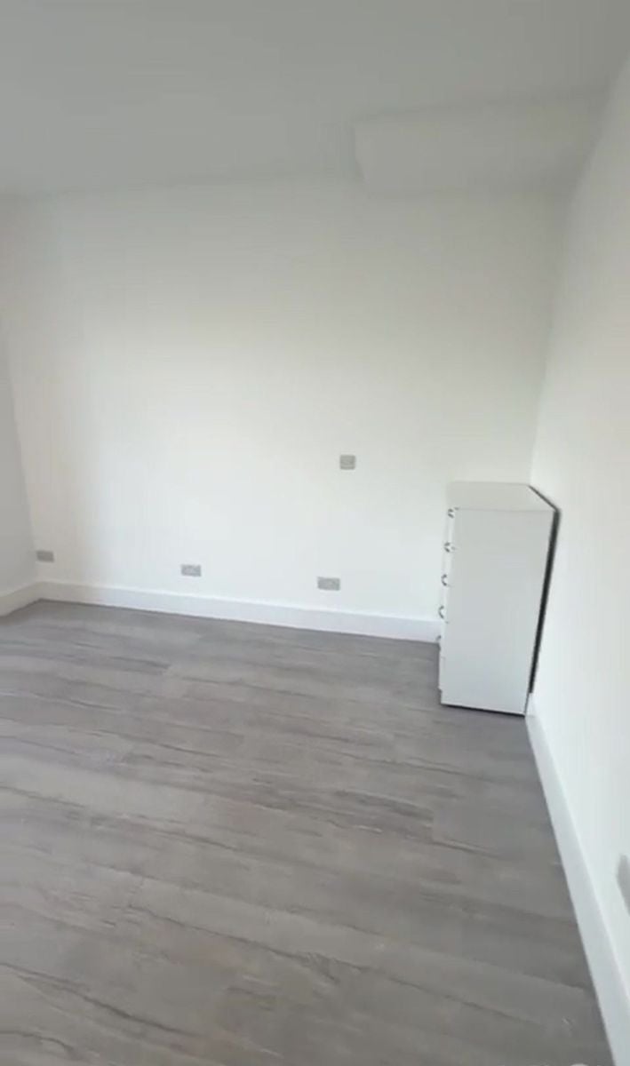 Flat Warwick Road in Greater London