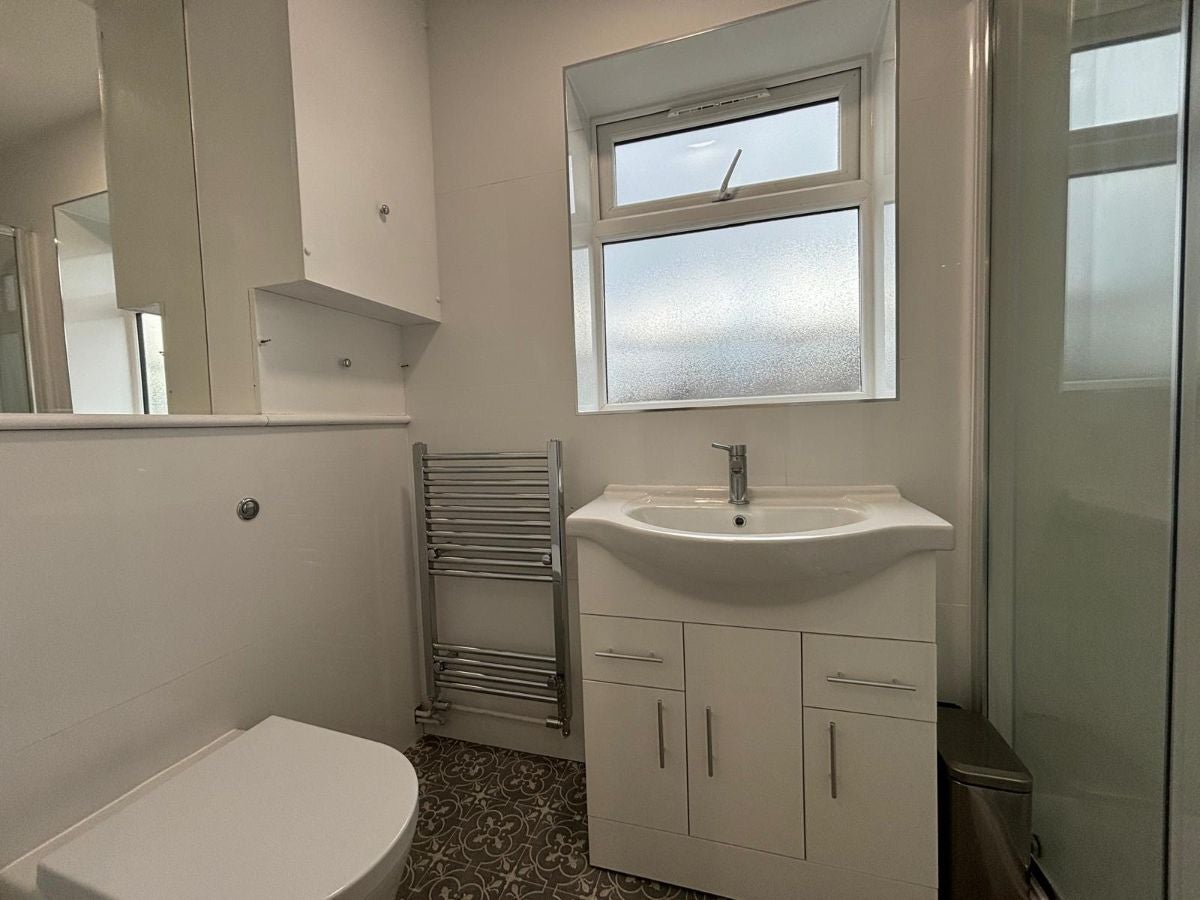 Flat Warwick Road in Greater London