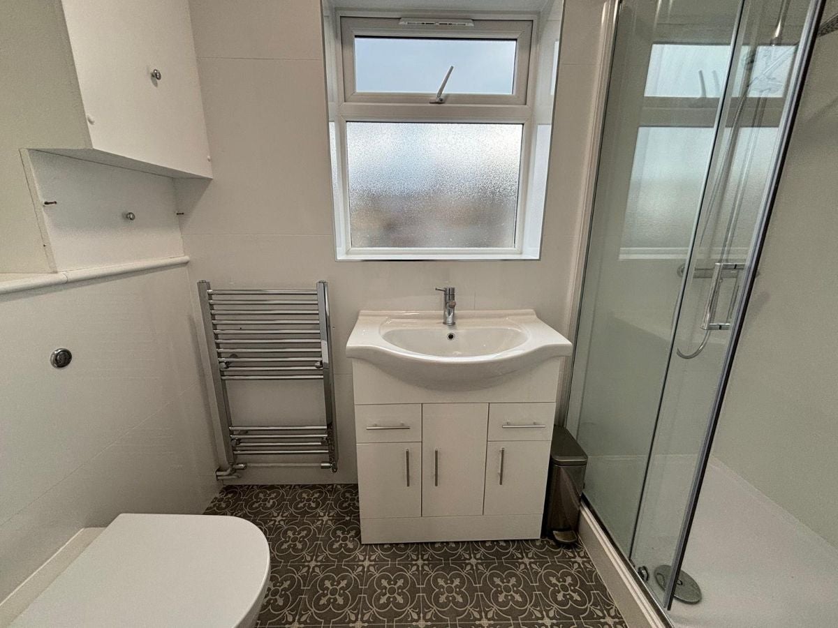 Flat Warwick Road in Greater London