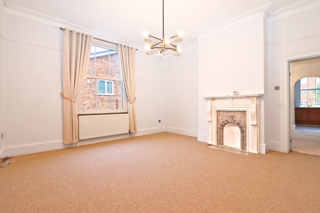 Flat Adelaide Road in Greater London