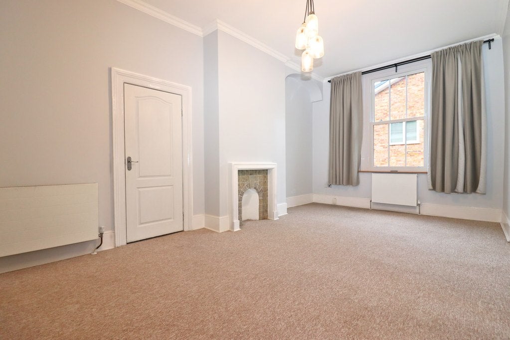 Flat Adelaide Road in Greater London