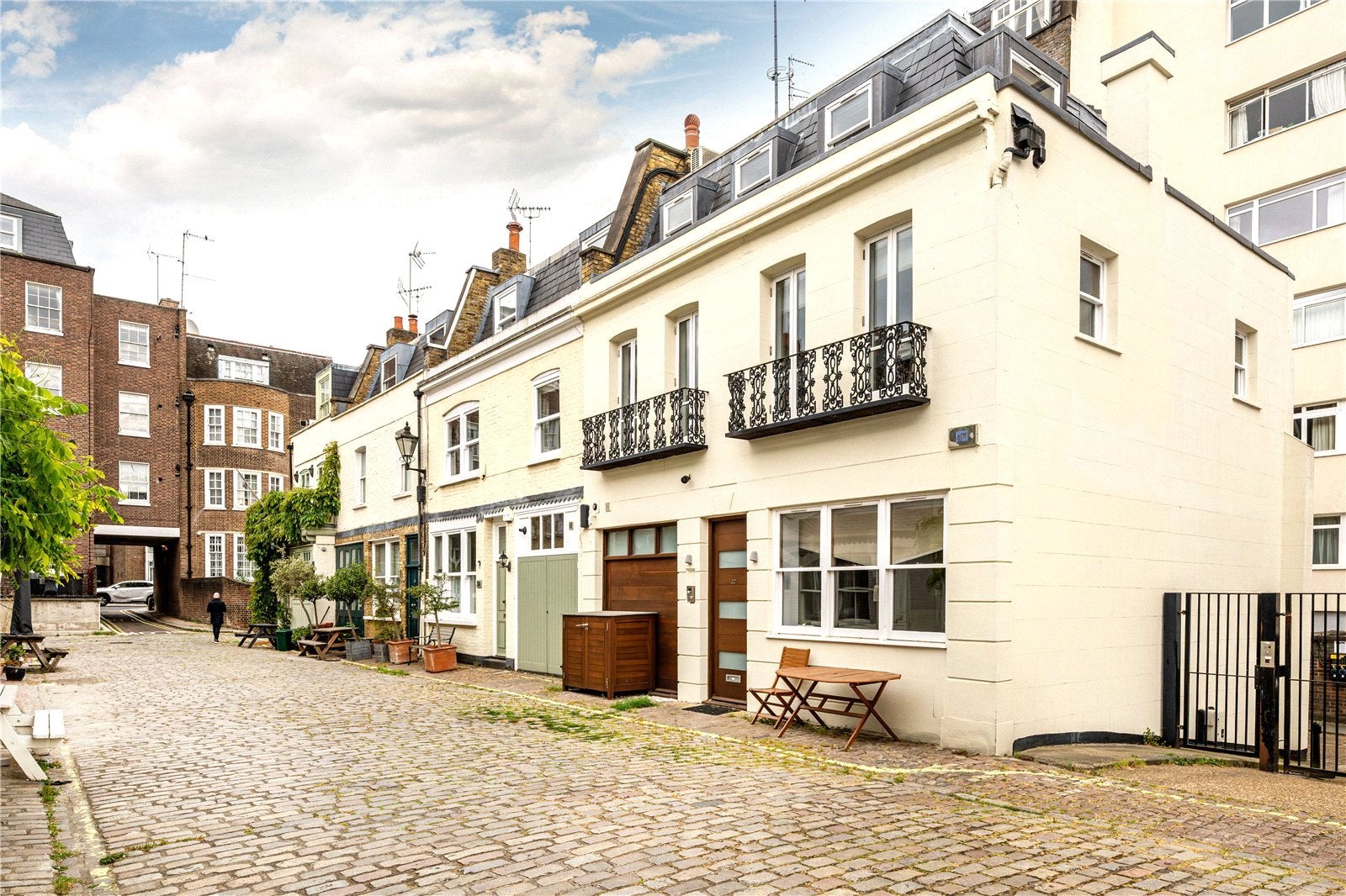 House Radnor Mews in City of Westminster