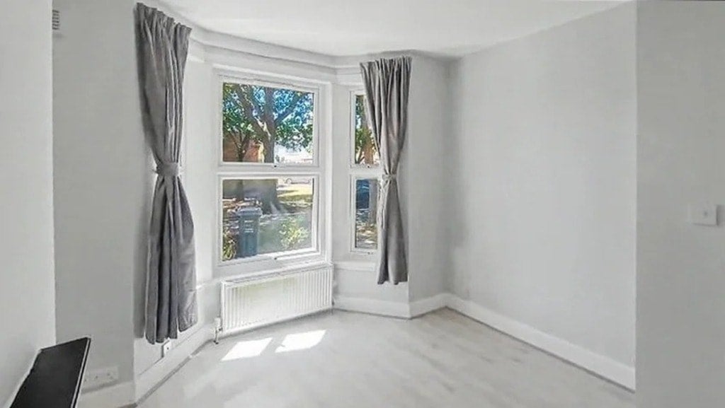 Flat Maswell Park Crescent in Greater London