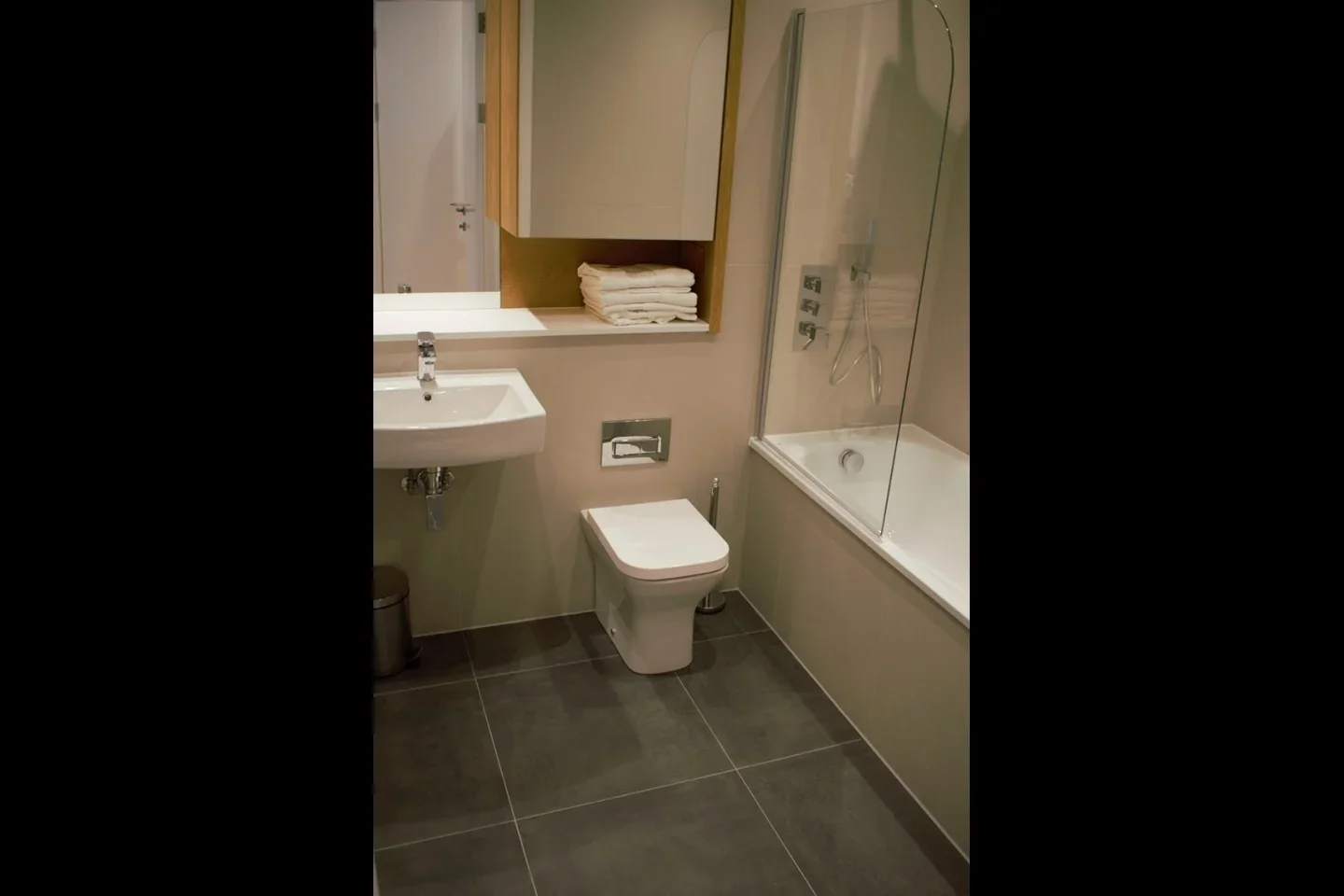 Flat Hayling Close in Slough