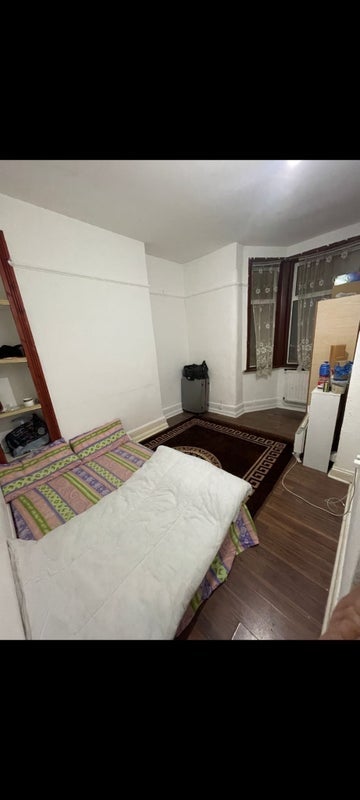 Room High Street South in Greater London