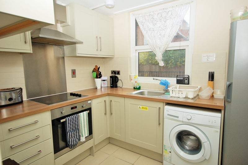 Room Nicholay Road in Greater London