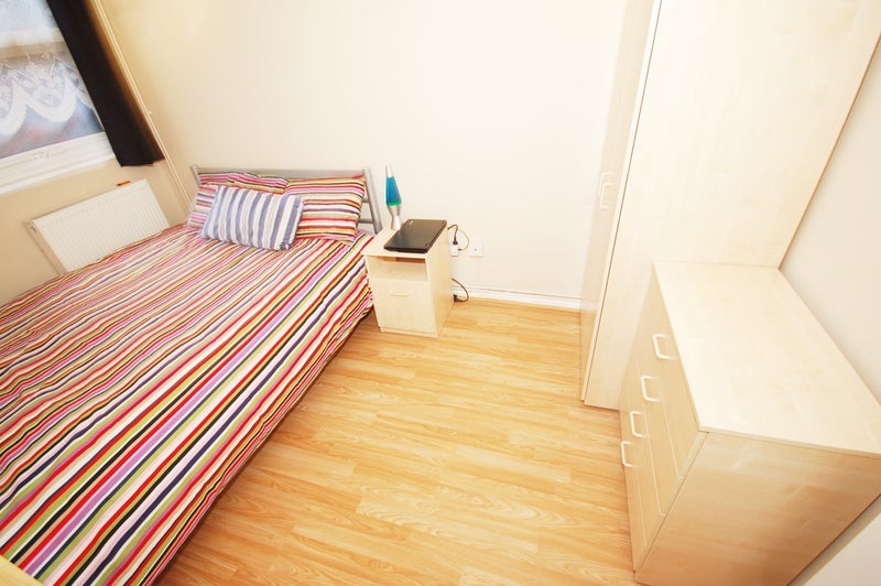 Room Nicholay Road in Greater London