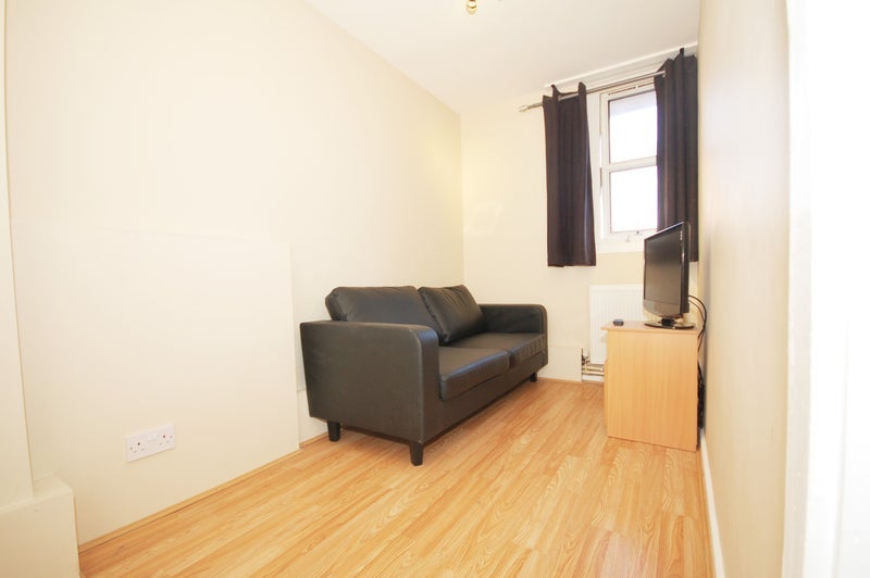 Room Nicholay Road in Greater London