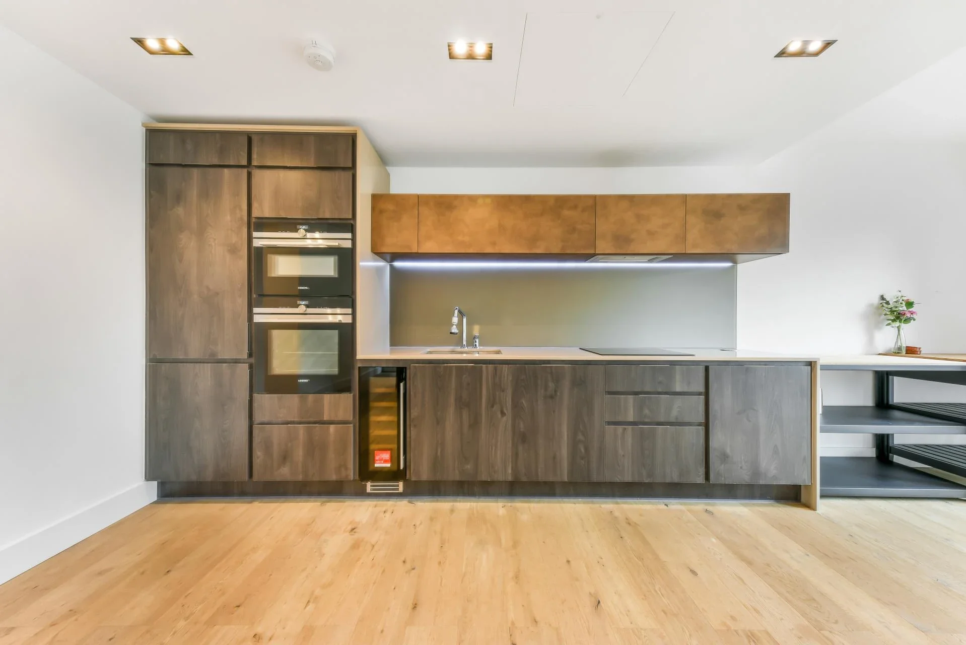 Flat Miles Street in Greater London