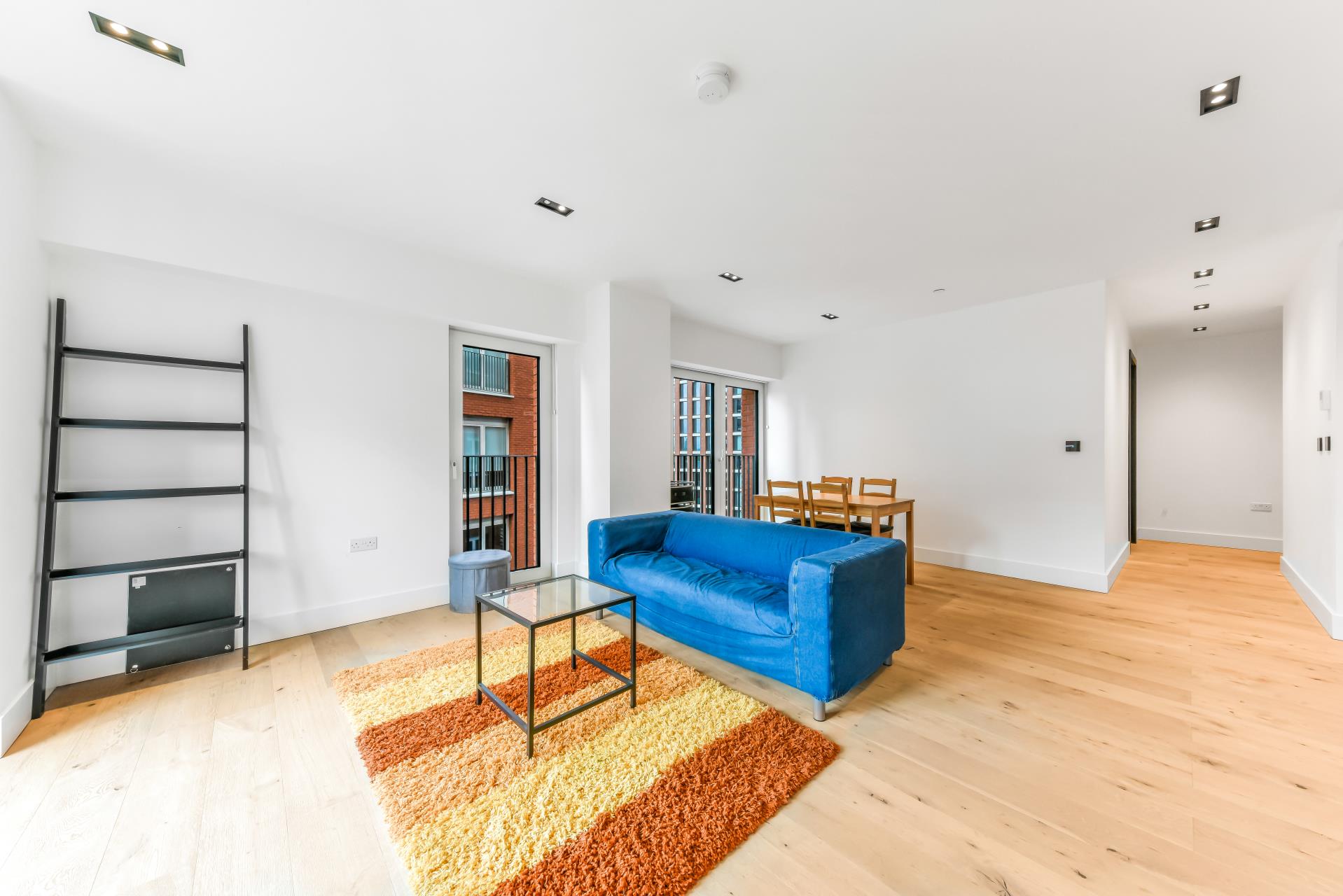 Flat Miles Street in Greater London