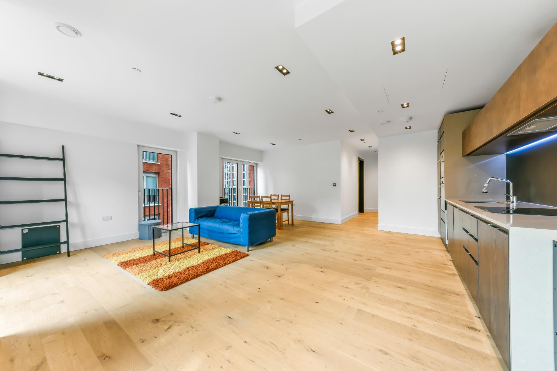 Flat Miles Street in Greater London
