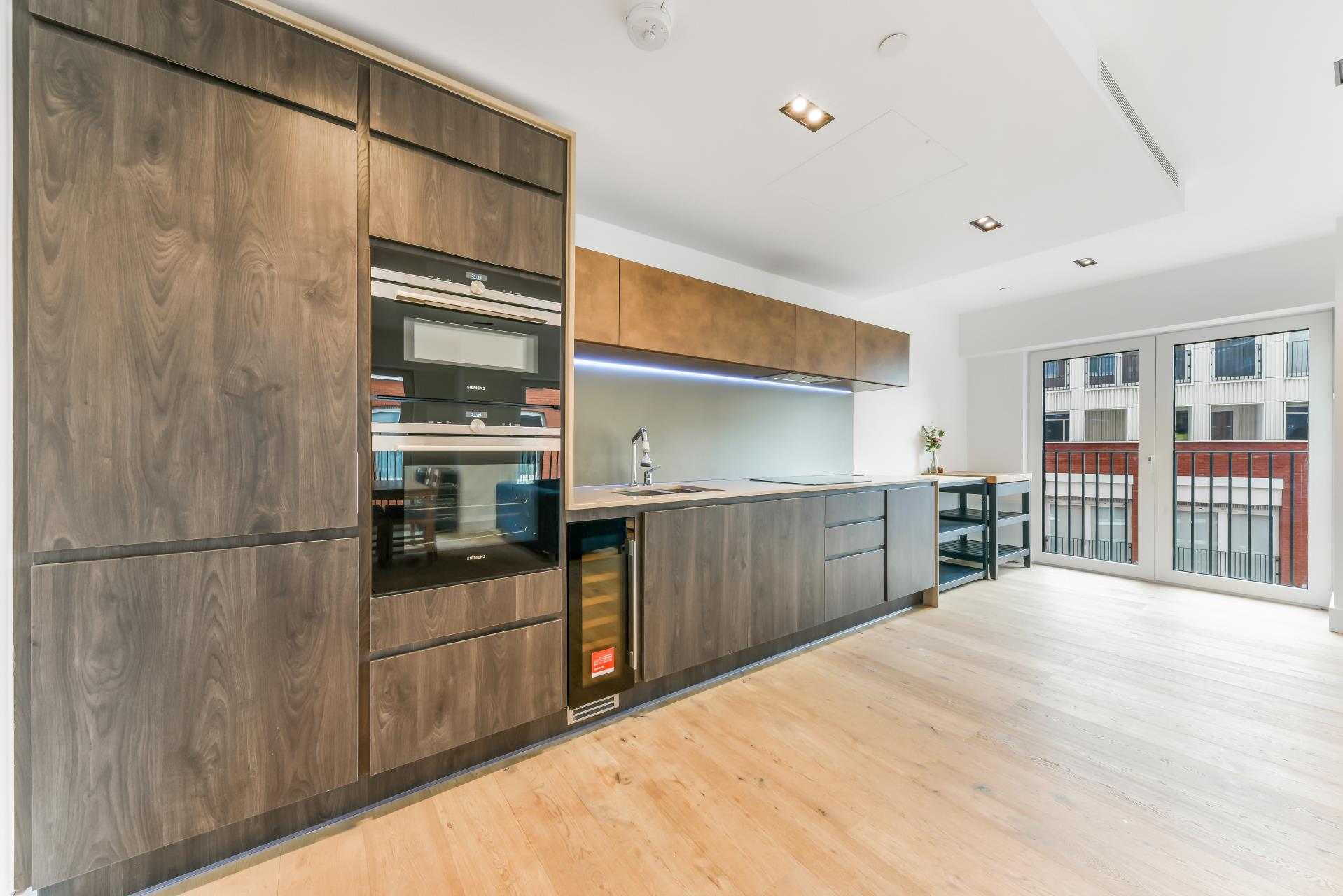 Flat Miles Street in Greater London