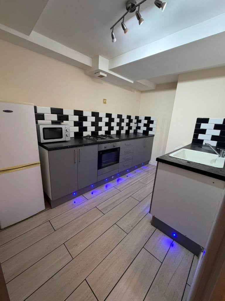 Room Apsley Crescent in Bradford