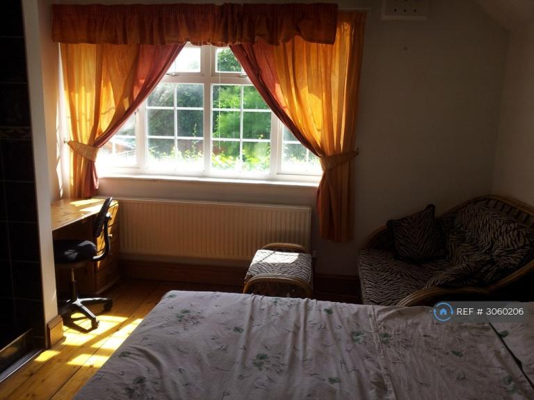 Room Bourneside Road in Borough of Runnymede
