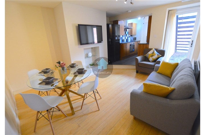 Flat Dinsdale Road in Newcastle upon Tyne