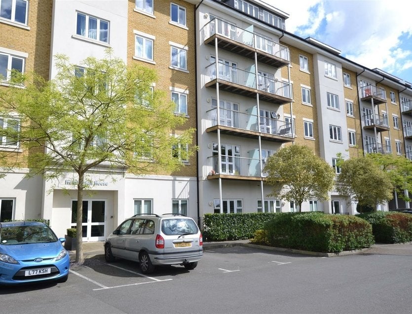 Flat Park Lodge Avenue in Greater London