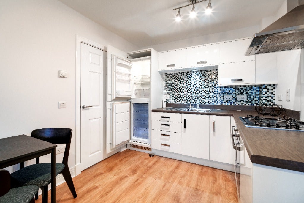 Flat Cardon Square in Renfrew