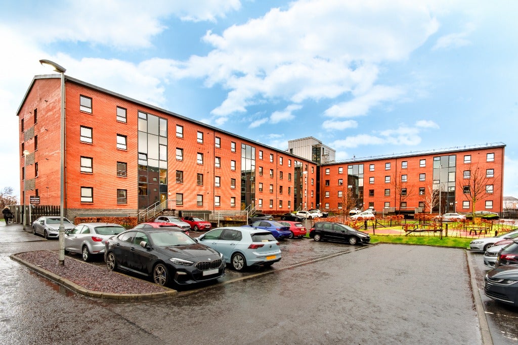 Flat Cardon Square in Renfrew
