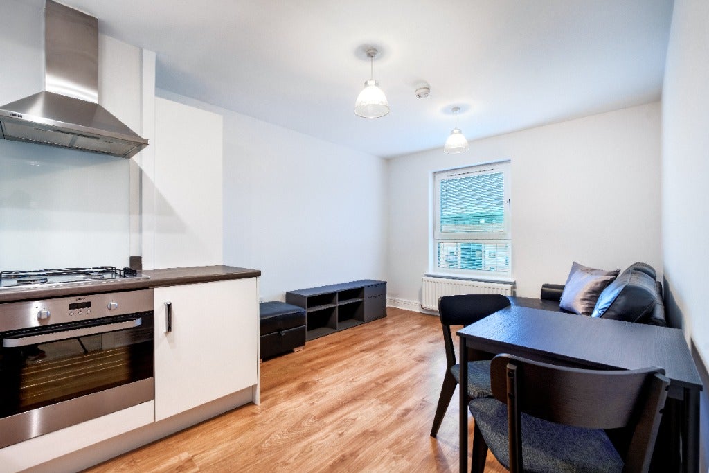 Flat Cardon Square in Renfrew