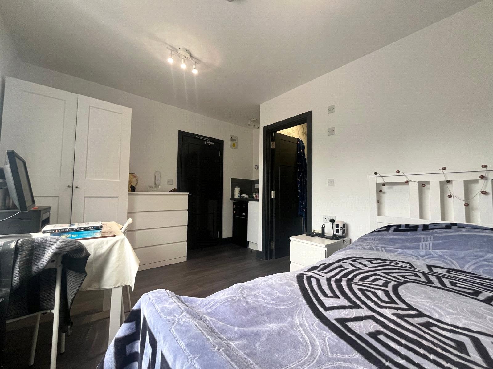 Room Wellington Avenue in Greater London