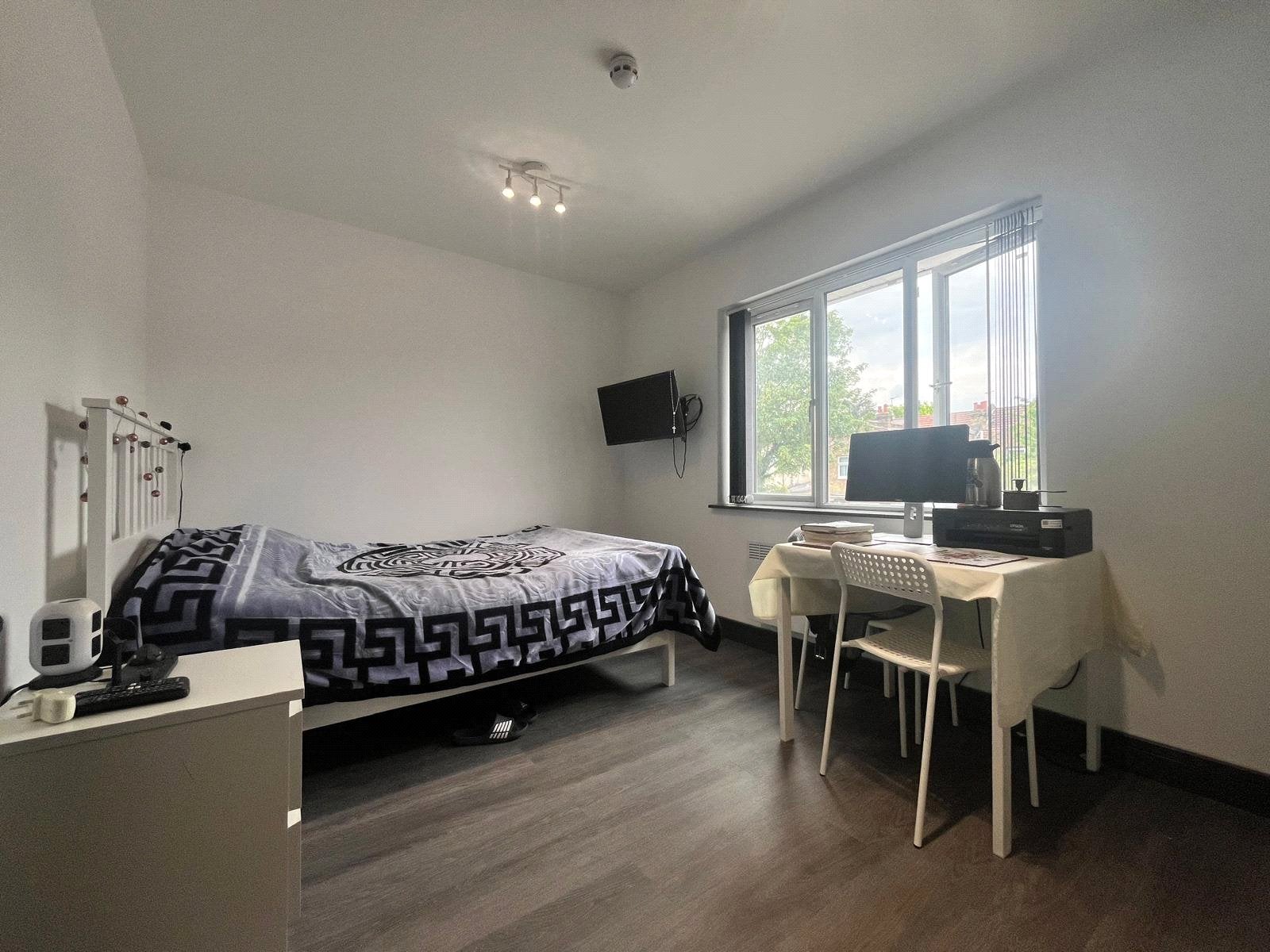 Room Wellington Avenue in Greater London