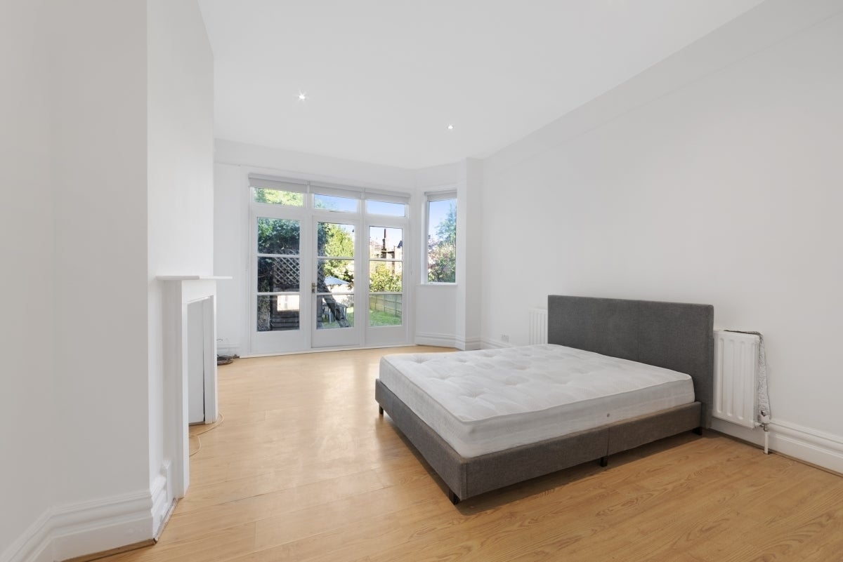 Flat Danvers Road in Greater London