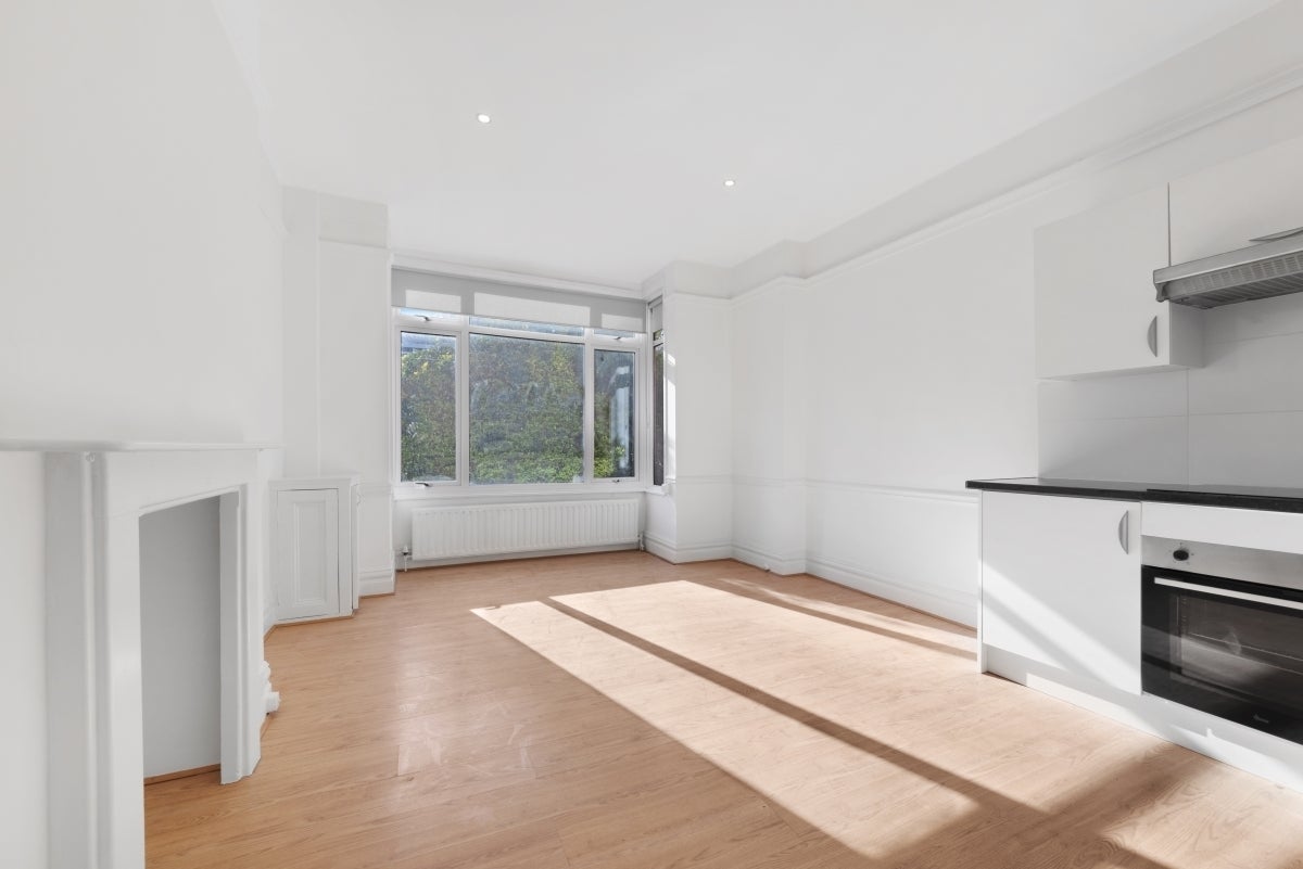 Flat Danvers Road in Greater London