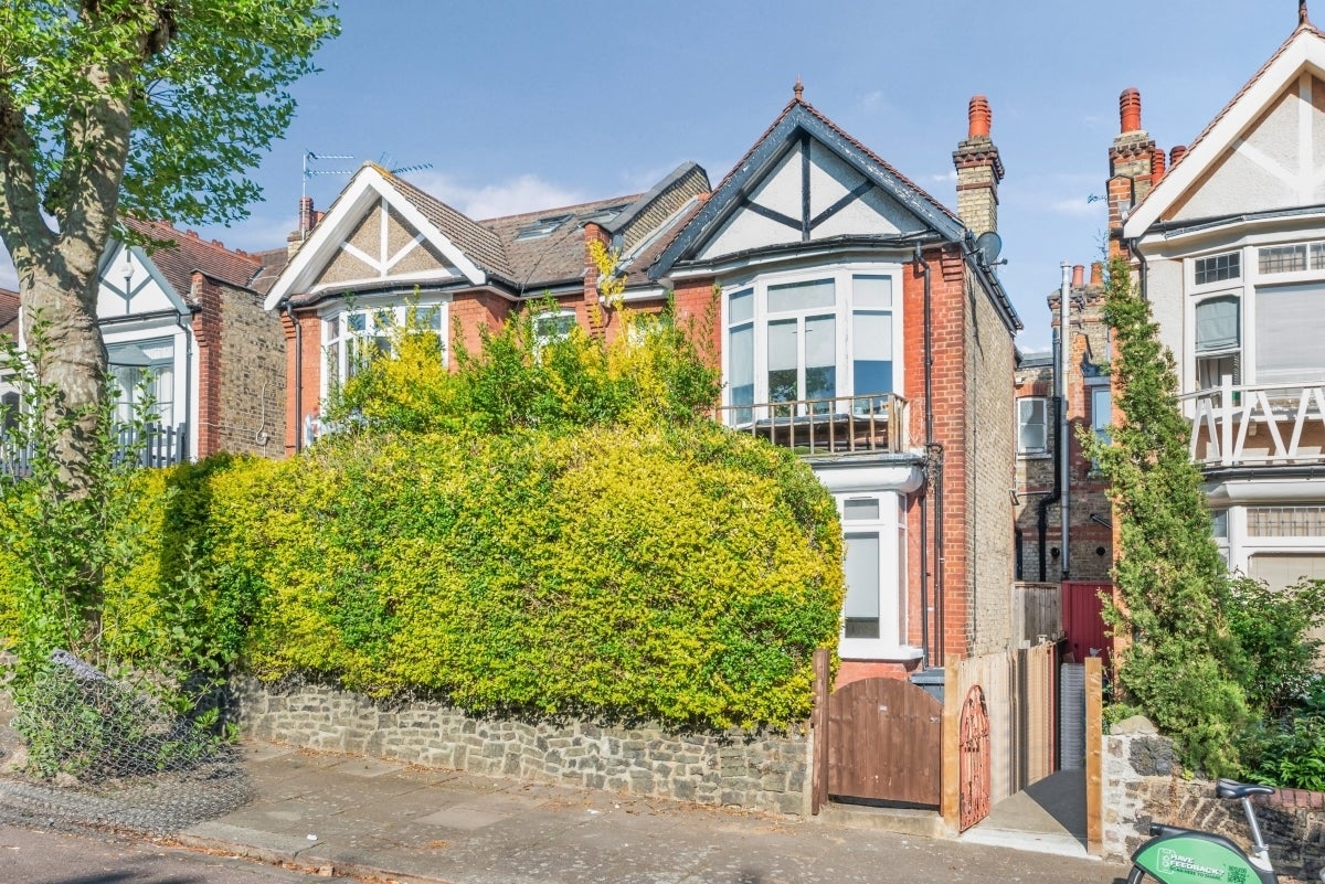 Flat Danvers Road in Greater London
