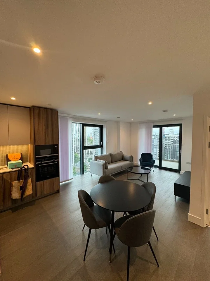 Flat Sayer Street in Greater London
