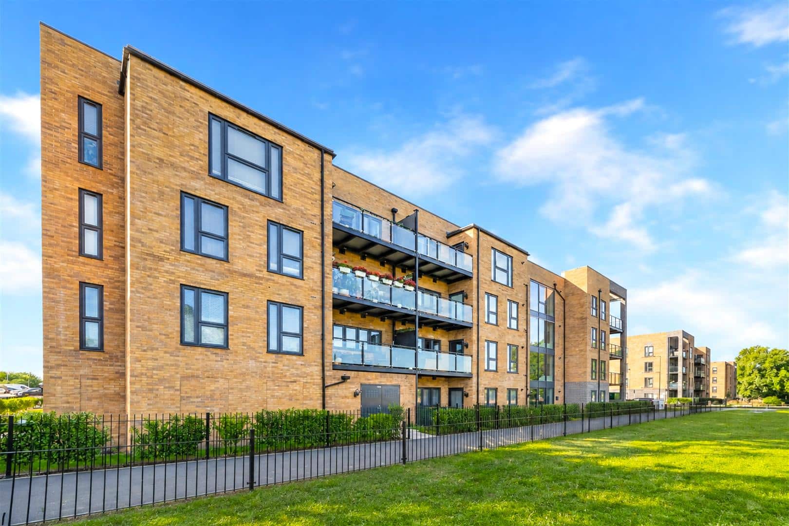 Flat Sparrow Street in Greater London