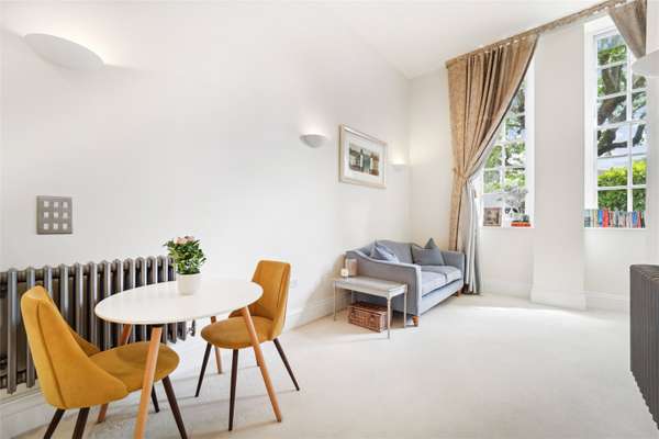Flat Battersea Park Road in Greater London