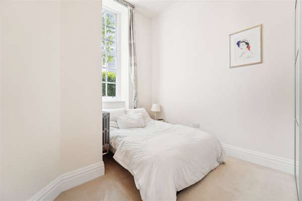 Flat Battersea Park Road in Greater London