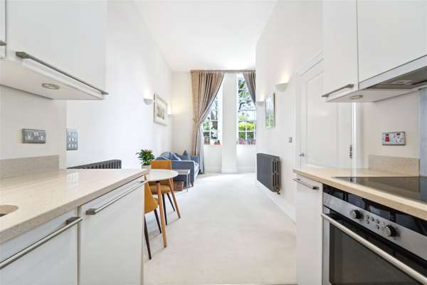 Flat Battersea Park Road in Greater London