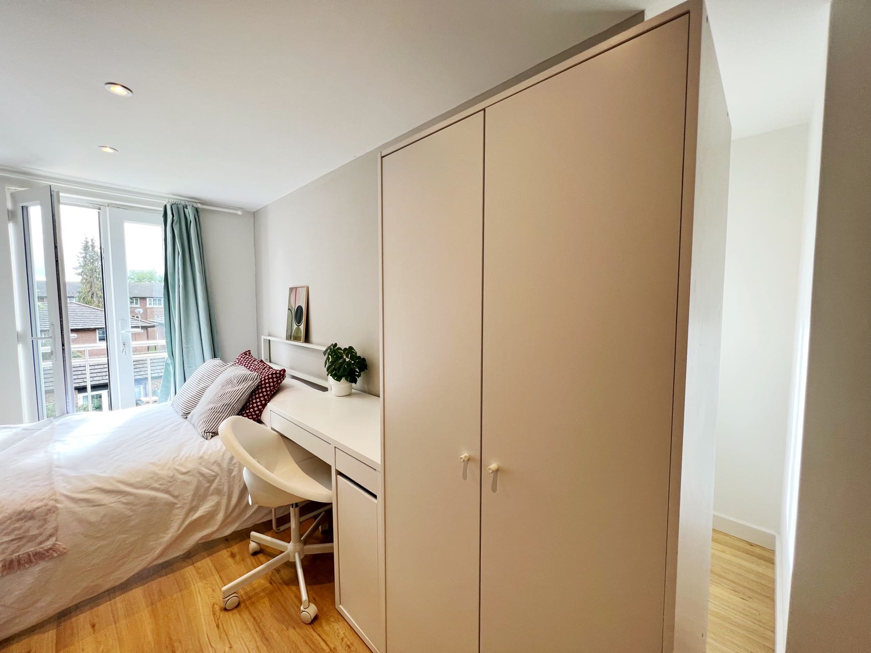 Room Hawks Road in Greater London