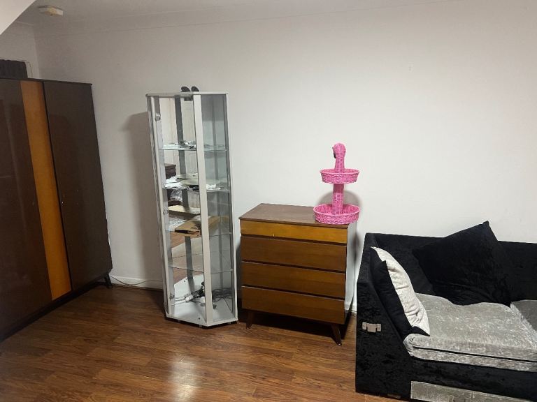 Room Sheppey Close in Crawley