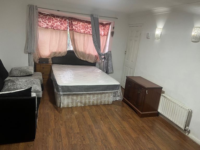 Room Sheppey Close in Crawley