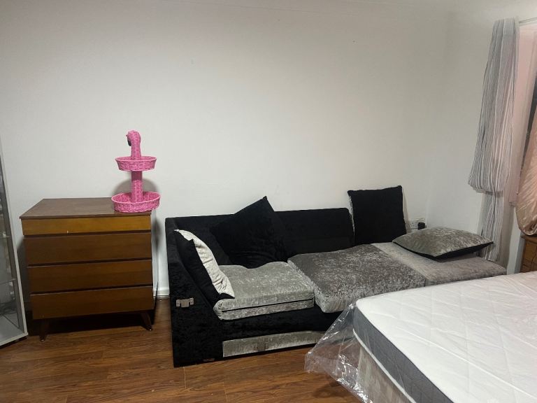 Room Sheppey Close in Crawley