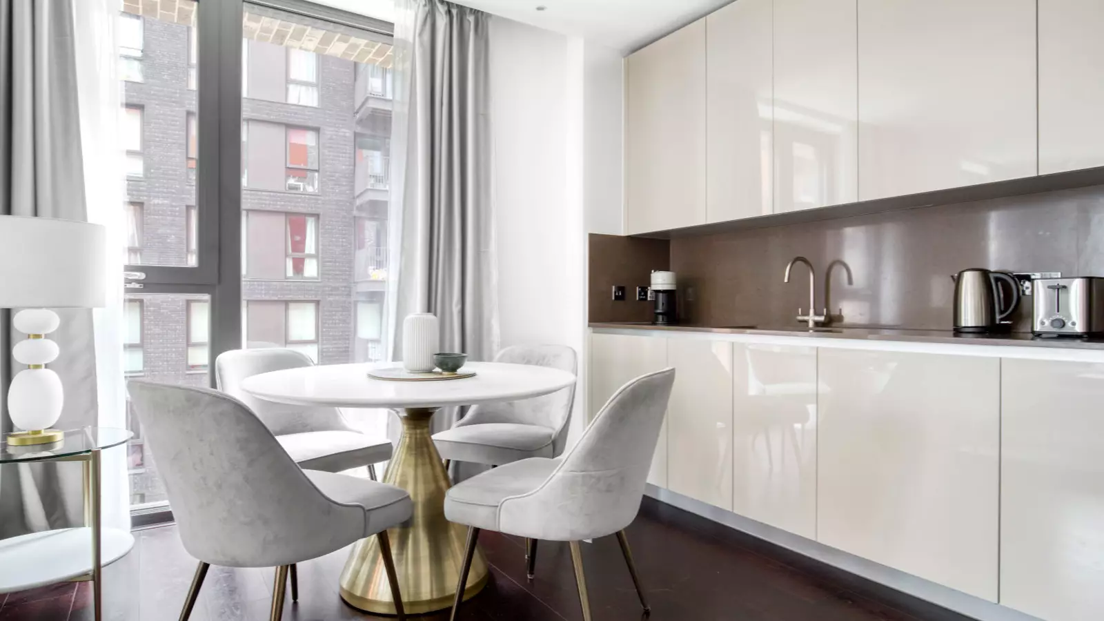 Flat Ponton Road in Greater London