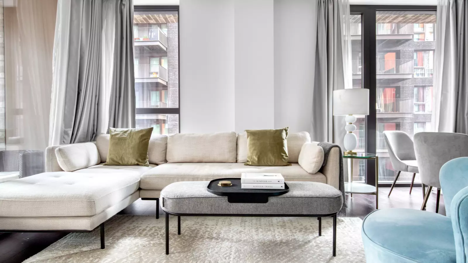Flat Ponton Road in Greater London