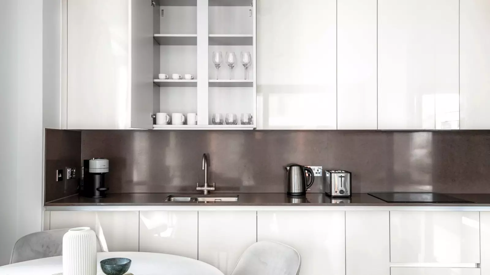 Flat Ponton Road in Greater London
