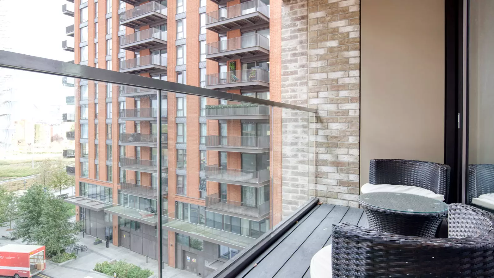 Flat Ponton Road in Greater London
