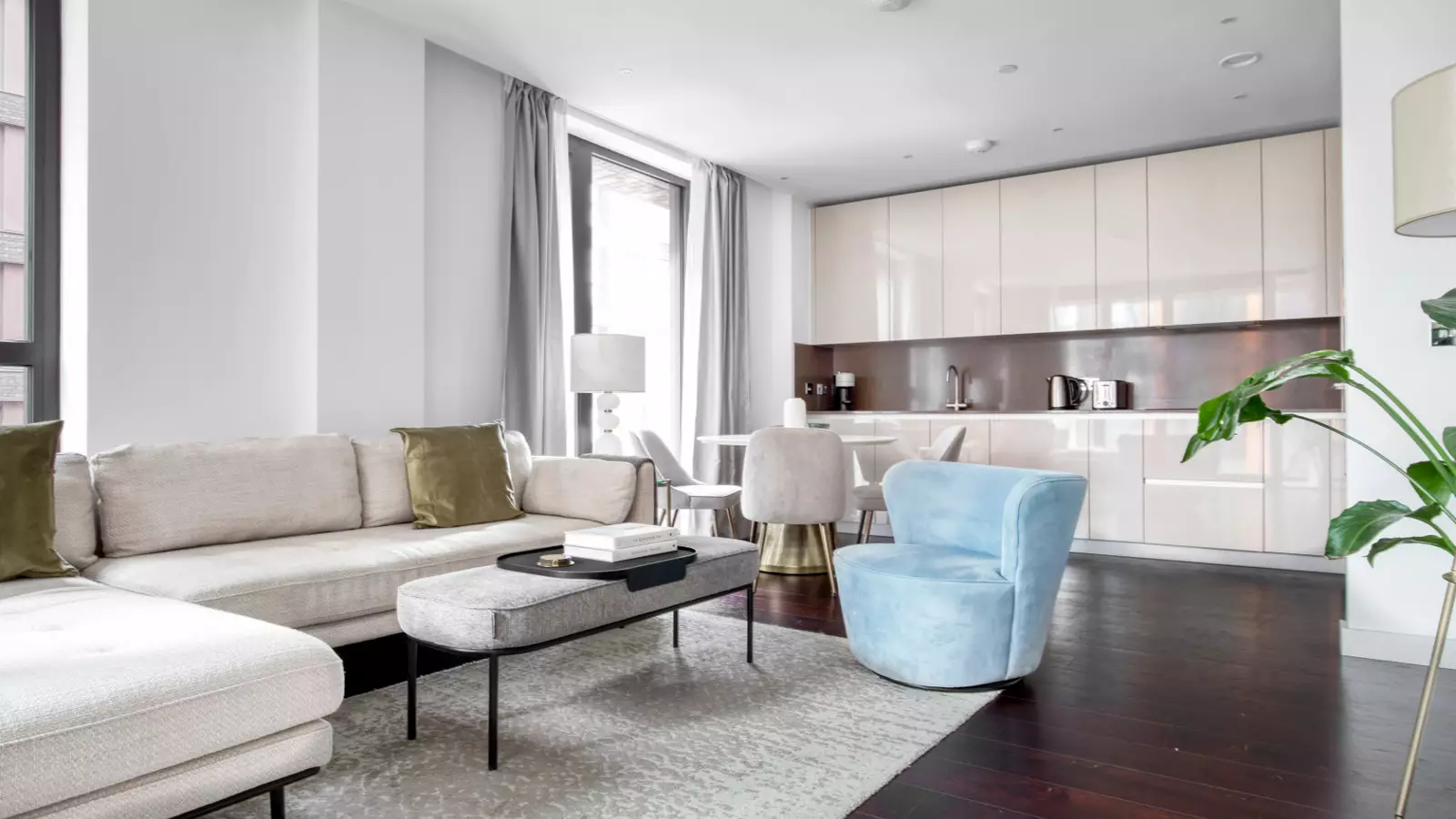 Flat Ponton Road in Greater London