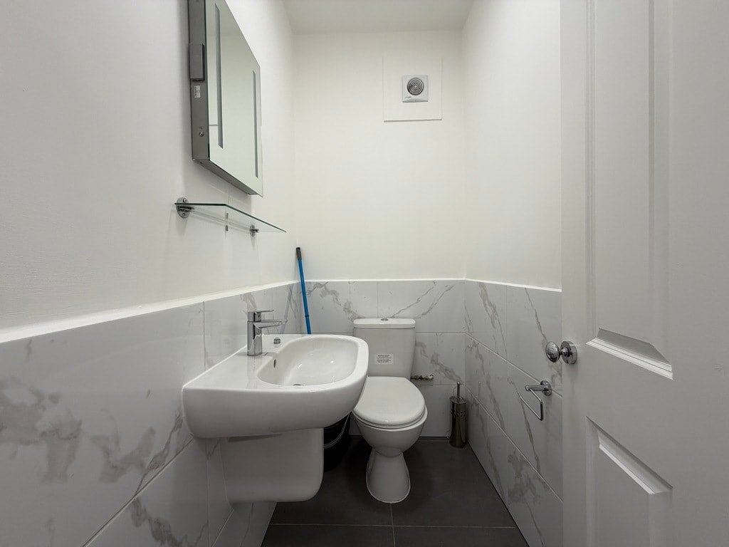 Flat Ifield Road in Greater London