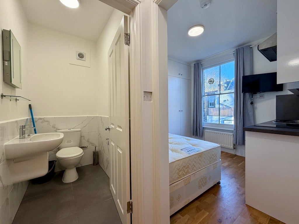 Flat Ifield Road in Greater London