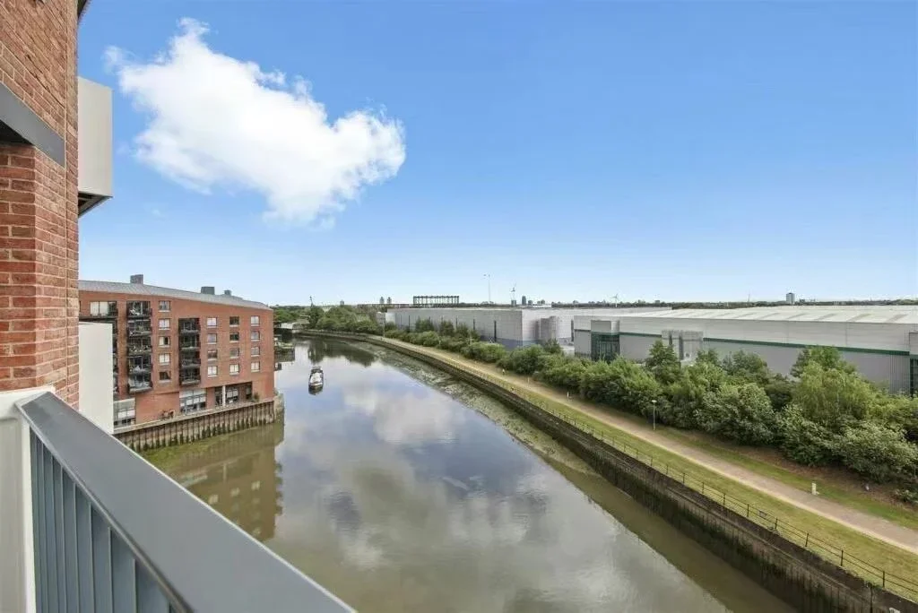 Flat Gillender Street in Greater London