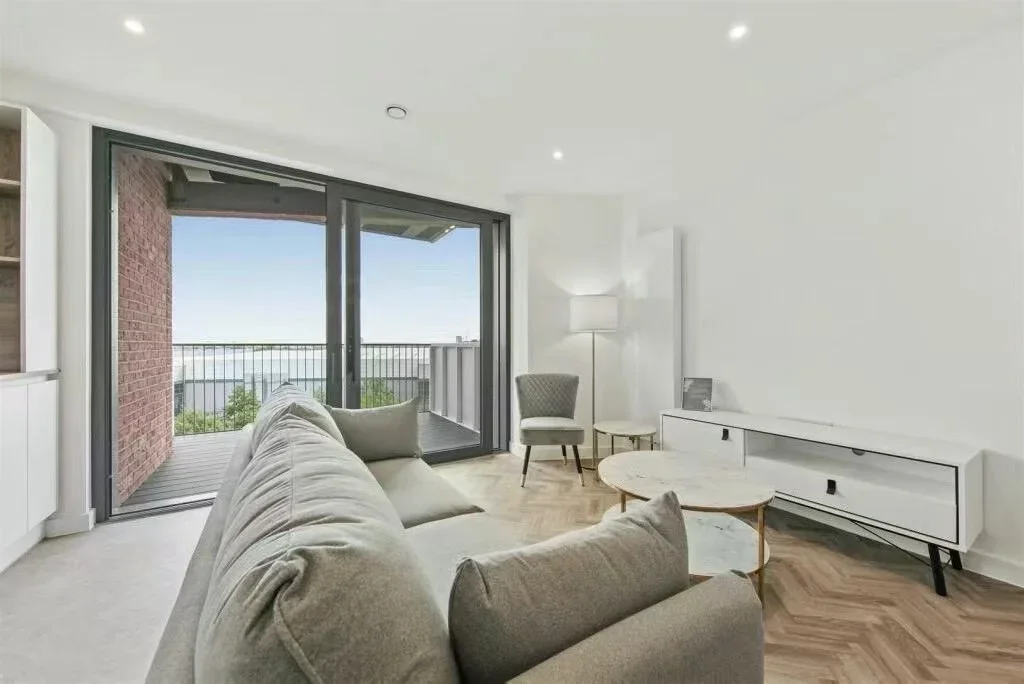 Flat Gillender Street in Greater London