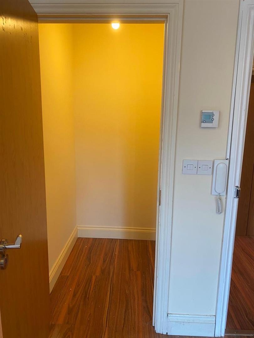 Flat Farnburn Avenue in Slough